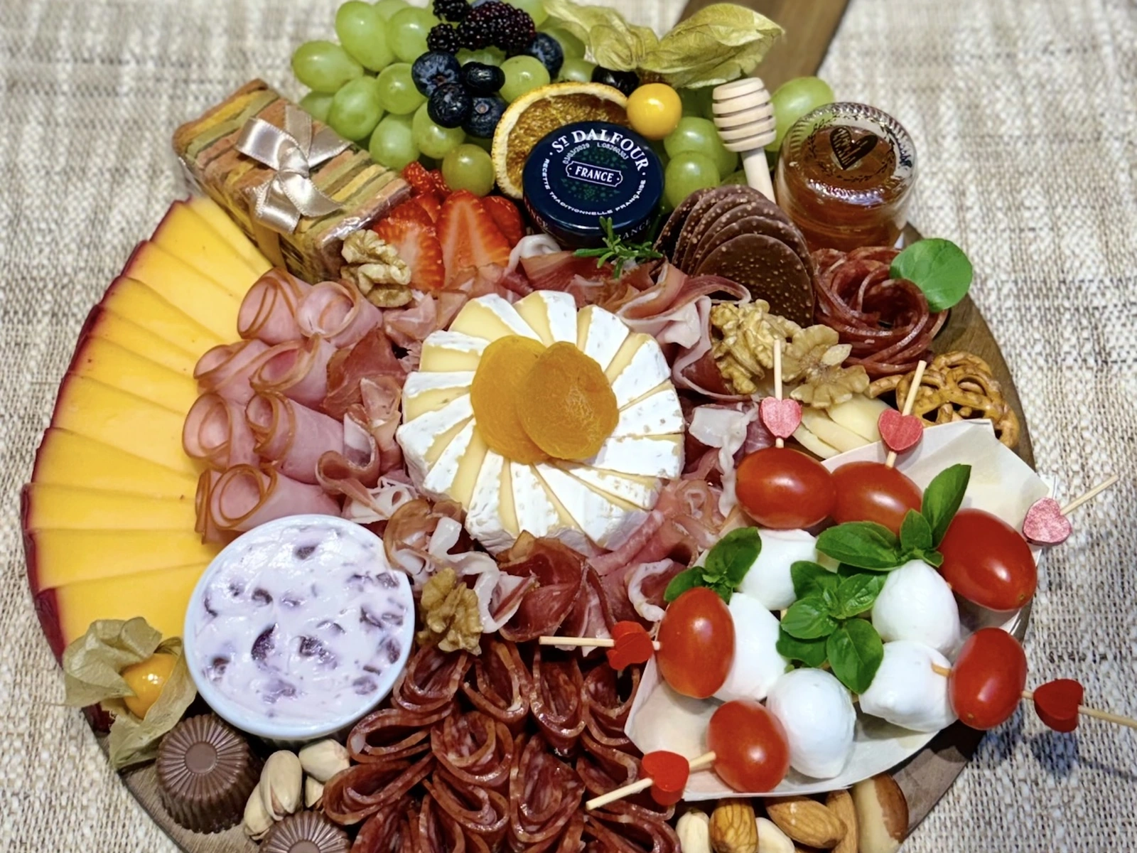 Box de frios com queijos e frutas
